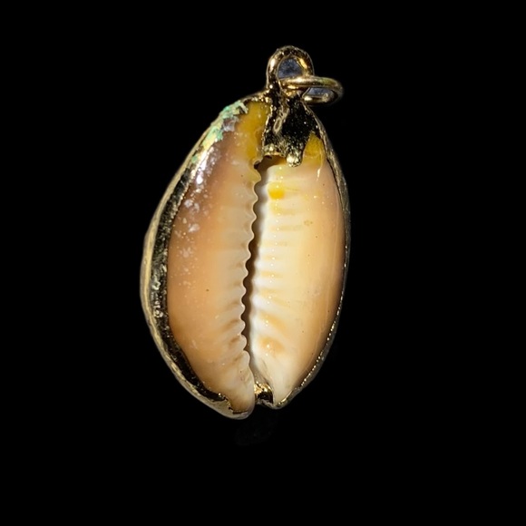 Sweet Shell Charm Rock it Alone on a chain, charm bracelet or your pup’s tag. - Picture 3 of 3